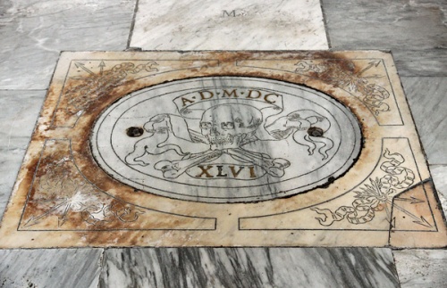 Détail de la dalle de marbre au sol au centre de la basilique. Anno Domini 1646